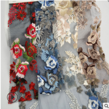 厂家现货供应新款花朵订珠绣花布 礼服婚纱手工绣花面料批发图1