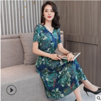连衣裙夏季碎花大码v领2019新款中老年女装中年夏装短袖妈妈裙子图1