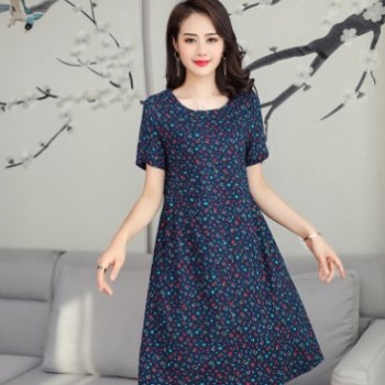 连衣裙夏季碎花大码气质2019新款中老年女装中年夏装短袖妈妈裙子v图1