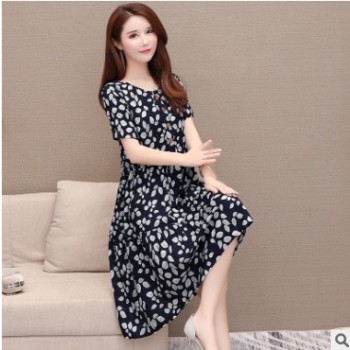 夏天连衣裙2019年新款流行中老年女装夏装季妈妈气质海边度假裙子图1