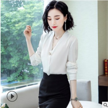 2019秋装新款缎面垂坠感v领心机上衣设计感衬衣女图1