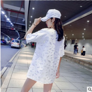 实拍2019夏季新款短袖欧货大版t恤女港味中长款超火印花白色上衣