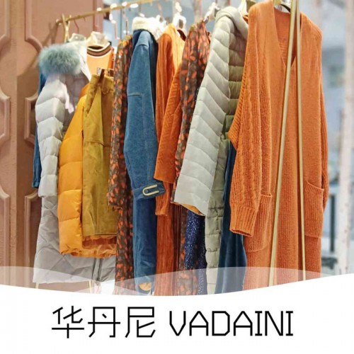 品牌女装华丹尼折扣冬装时尚羽绒服专柜尾货​图5