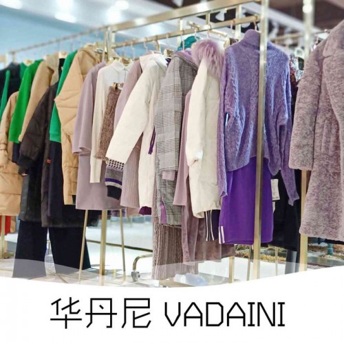 品牌女装华丹尼折扣冬装时尚羽绒服专柜尾货​图3