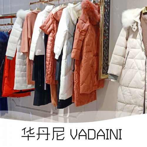 品牌女装华丹尼折扣冬装时尚羽绒服专柜尾货​图2