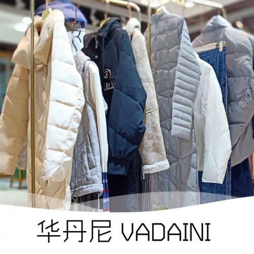 品牌女装华丹尼折扣冬装时尚羽绒服专柜尾货​图7