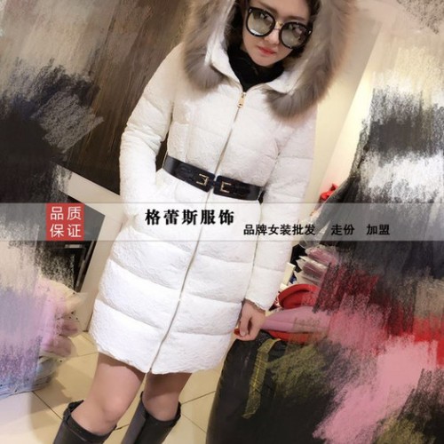 广西 折扣女装市场，女装特价大批发，品牌女装年底大促销女式羽绒服图1