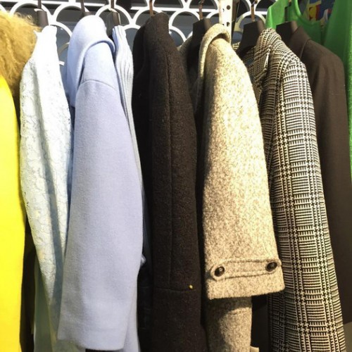 知名女装简约风情品牌折扣批发 冬装呢料连衣裙羽绒服库存尾货批发图3