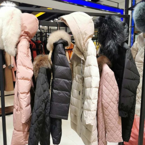 杭州大毛领时尚品牌羽绒服体姿魅尔女装折扣尾货批发图1