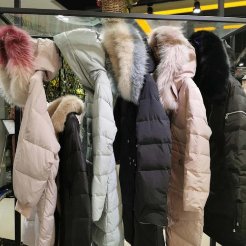 杭州大毛领时尚品牌羽绒服体姿魅尔女装折扣尾货批发图2