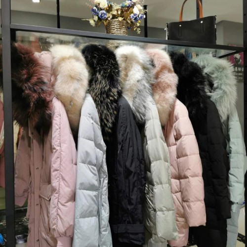 杭州大毛领时尚品牌羽绒服体姿魅尔女装折扣尾货批发图4