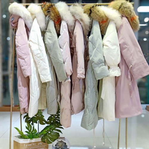 广州知名时尚羽琪潮牌大毛领羽绒服折扣女装加盟进货图2