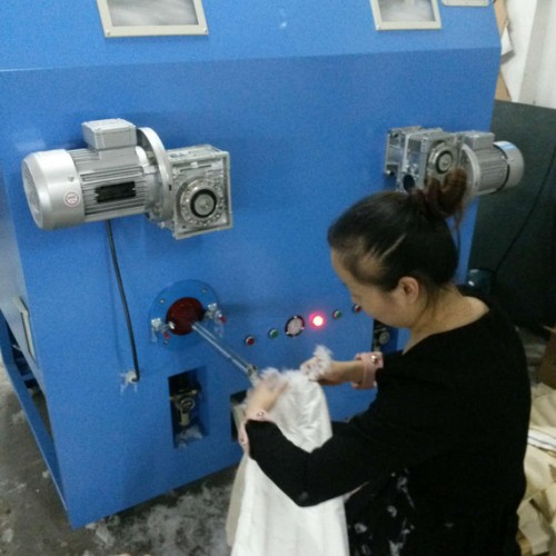 湖北服装加工设备 羽绒服充棉机，东莞服装充棉机直销图2