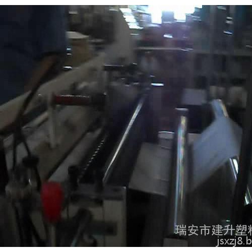 2015新款无纺布马甲袋制袋机图2