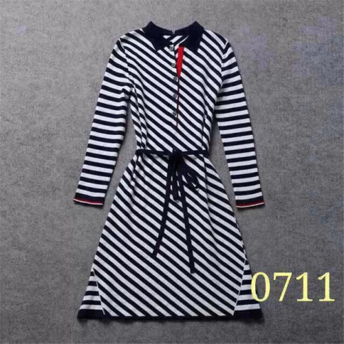 **时尚女装风衣批发，韩版秋冬季女装羽绒服批发