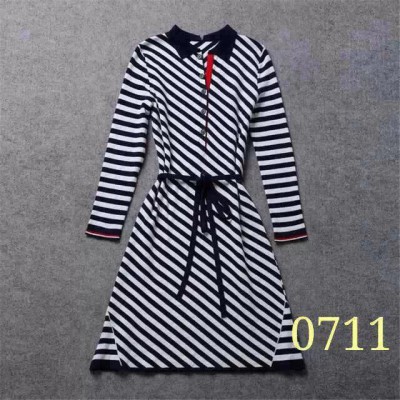 **时尚女装风衣批发，韩版秋冬季女装羽绒服批发