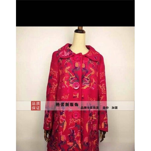 广西女装批发 、15年外贸重工大码明显同款大衣、低价折扣女式风衣/大衣图2