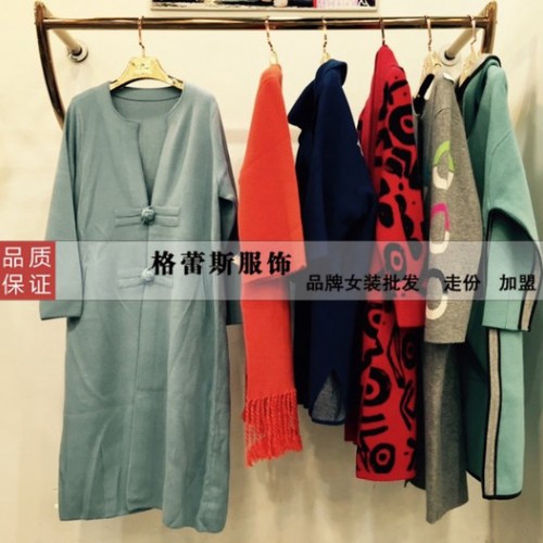 2015年时尚新款高端貂绒折扣/广西品牌女装批发/低价女装女式风衣/大衣图4