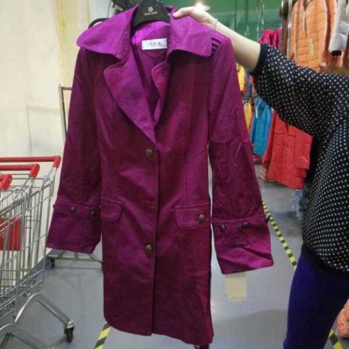 供应时尚品牌知名成熟女装席妮斯真毛领女式风衣/大衣清货折扣批发图1