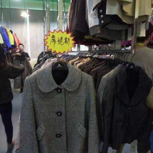 供应时尚品牌知名成熟女装席妮斯真毛领女式风衣/大衣清货折扣批发图7