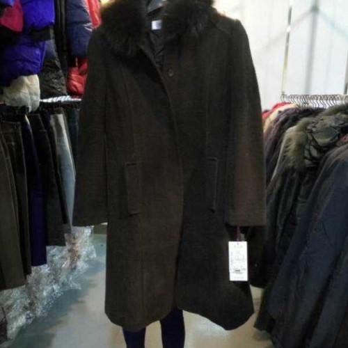 供应时尚品牌知名成熟女装席妮斯真毛领女式风衣/大衣清货折扣批发图3