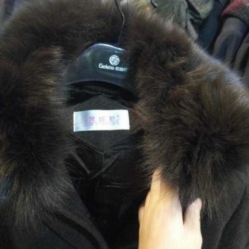 供应时尚品牌知名成熟女装席妮斯真毛领女式风衣/大衣清货折扣批发图4