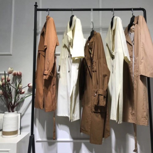 广州高品质品牌女装风衣批发图7