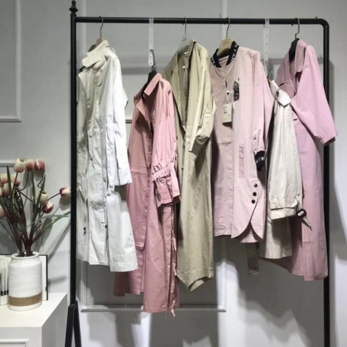 广州高品质品牌女装风衣批发图3