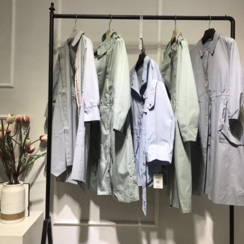 广州高品质品牌女装风衣批发图4