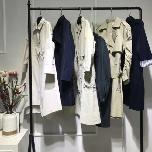 广州高品质品牌女装风衣批发图5