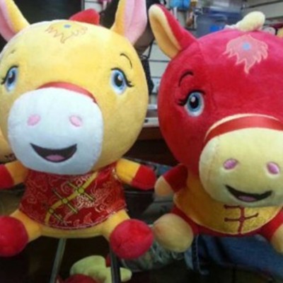 供应绒言绒语毛绒玩具马 生肖吉祥物公仔 企业促销礼品唐装马玩具
