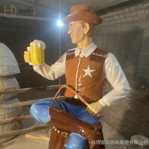 嘉华雕塑 玻璃钢牛仔雕塑西部牛仔人物雕塑坐酒桶喝啤酒雕塑啤酒节酒吧摆件图4