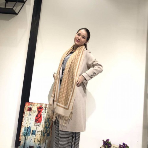 广州雪莱尔羊毛围巾一手货源批发图1
