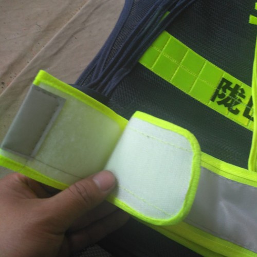 精诚反光服供应LED闪灯V字型反光背心图5
