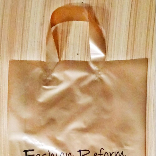 **金色塑料吊带购物袋英文简单样式F牌风琴袋定制服装礼品袋
