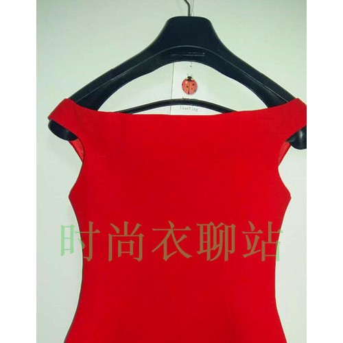 夏季新款一字领红色露肩上衣无袖马夹女修身纯色欧美性感抹胸背心图2