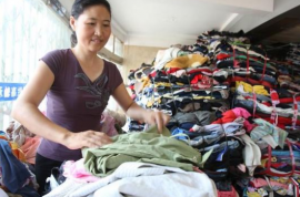 农村大姐回乡创业，回收旧衣服，年入几十万，如何做到的？