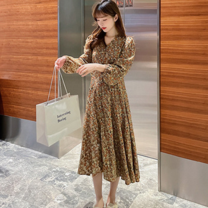 大码女装2021年春新款胖MMV领修身显瘦雪纺连衣裙洋气长袖碎花裙图1