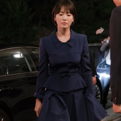 明星宋慧乔同款20秋冬季女装 深宝蓝色长袖西装上衣+褶皱半裙套装图2