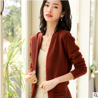 羊毛2021春季女装新款针织开衫v领纯色修身宽松带兜短款毛衣外套图1