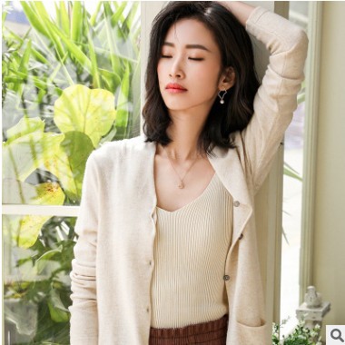 羊毛2021春季女装新款针织开衫v领纯色修身宽松带兜短款毛衣外套图3