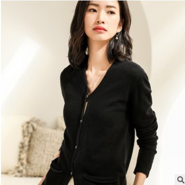 羊毛2021春季女装新款针织开衫v领纯色修身宽松带兜短款毛衣外套图2
