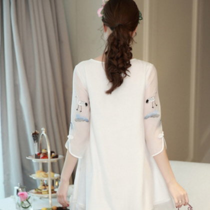 2019春季新款女装重工仙鹤刺绣复古盘扣白色显瘦旗袍连衣裙图2
