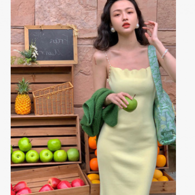 网红 复古2021女春新款方领珍珠吊带裙性感紧身显瘦针织连衣裙