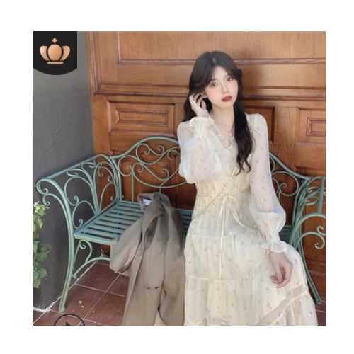 2021早春新款女装茶歇法式设计感长袖温柔气质碎花蕾丝连衣裙长款图2