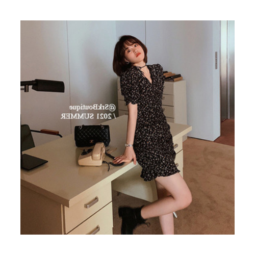 网红 法式甜美碎花修身显瘦气质褶皱V领小个子小黑裙短袖连衣裙图1