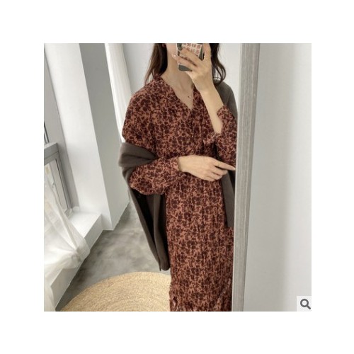 芷苁夕2020冬季新款复古碎花褶皱V领连衣裙中长款碎花裙女 1733图1