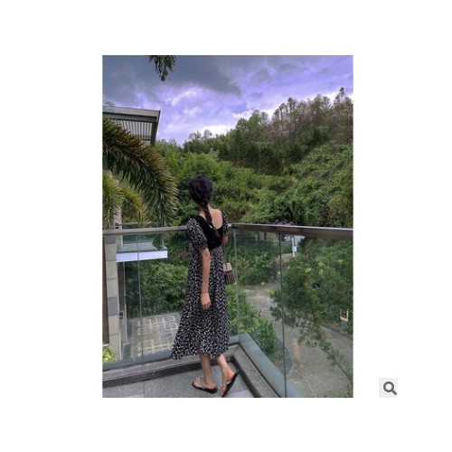 SZESTU碎花连衣裙女夏季2021新款收腰拼接法式复古方领泡泡袖长裙图1