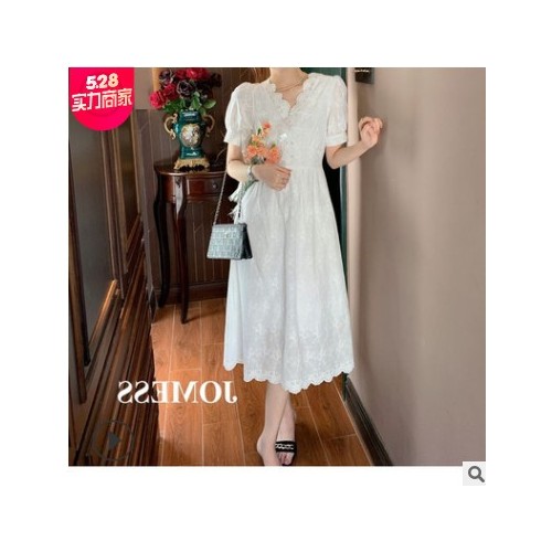 法式茶歇X众白色连衣裙女2021新款夏V领收腰气质初恋泡泡袖长裙图2
