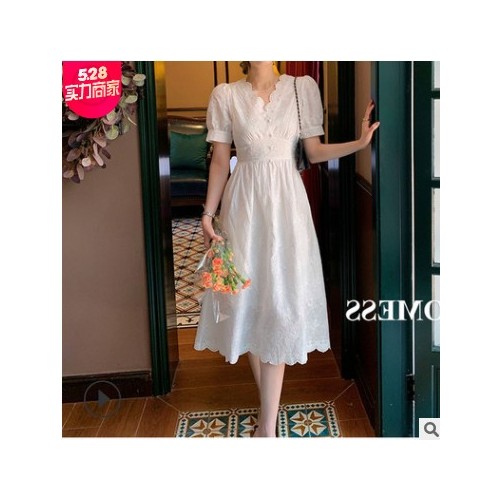 法式茶歇X众白色连衣裙女2021新款夏V领收腰气质初恋泡泡袖长裙图3
